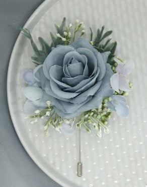 [A-024762] Luxe Corsage Zijden Boutonnière met speld IjsBlauw past bij 024763