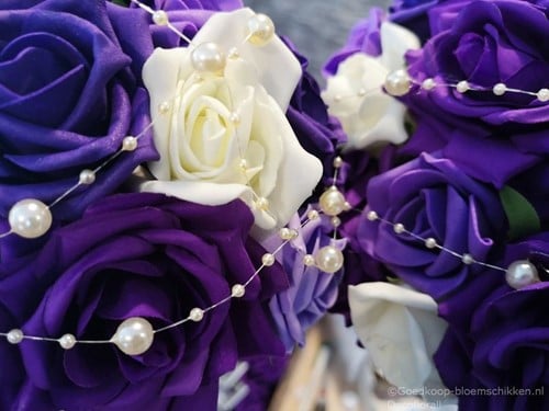 [A-016347] Bruidsboeket foam+zijdenrozen Sharon Paarstinten+creme+lint 