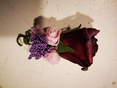 [A-023637] Corsage Roos Burgundy Roze lila CEM37 Maatwerk
